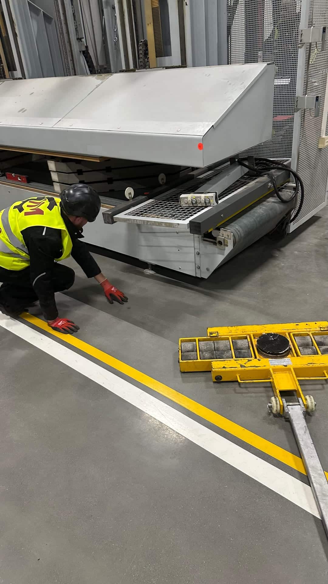 Umsetzung einer Industriepresse in einer Möbelfabrik
