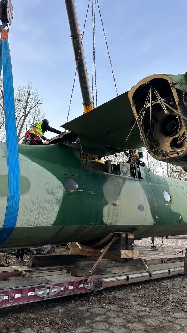 Trasferimento di un aereo museo AN-26 da 15 tonnellate attraverso Varsavia — 2