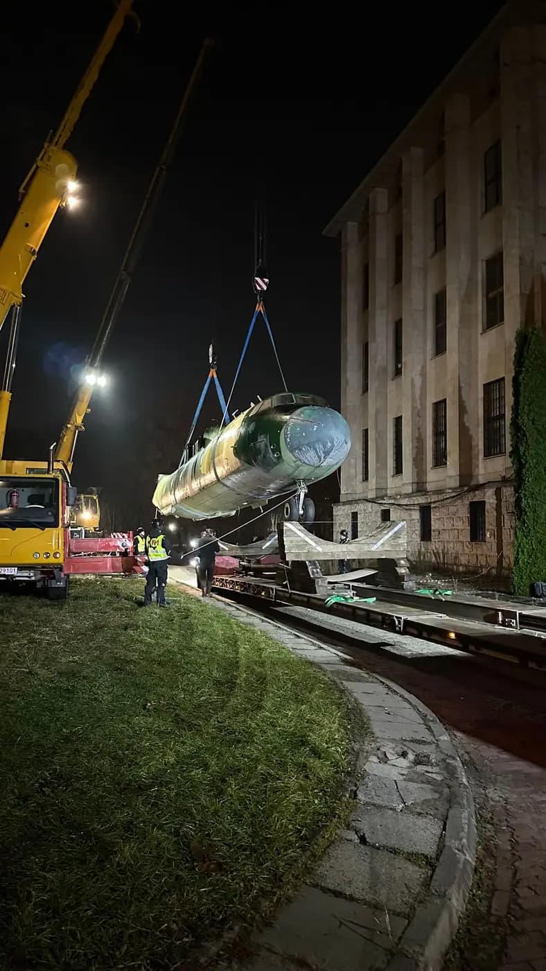 Trasferimento di un aereo museo AN-26 da 15 tonnellate attraverso Varsavia — 1