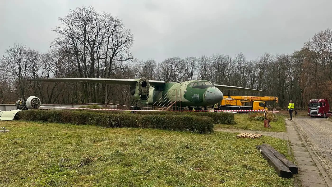Trasferimento di un aereo museo AN-26 da 15 tonnellate attraverso Varsavia — 12