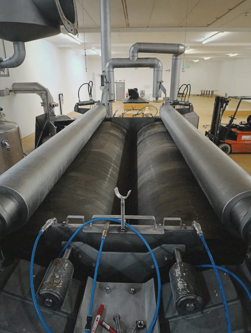 Demontaż suszarki bębnowej o masie 9 ton z betonowego cokołu — 9