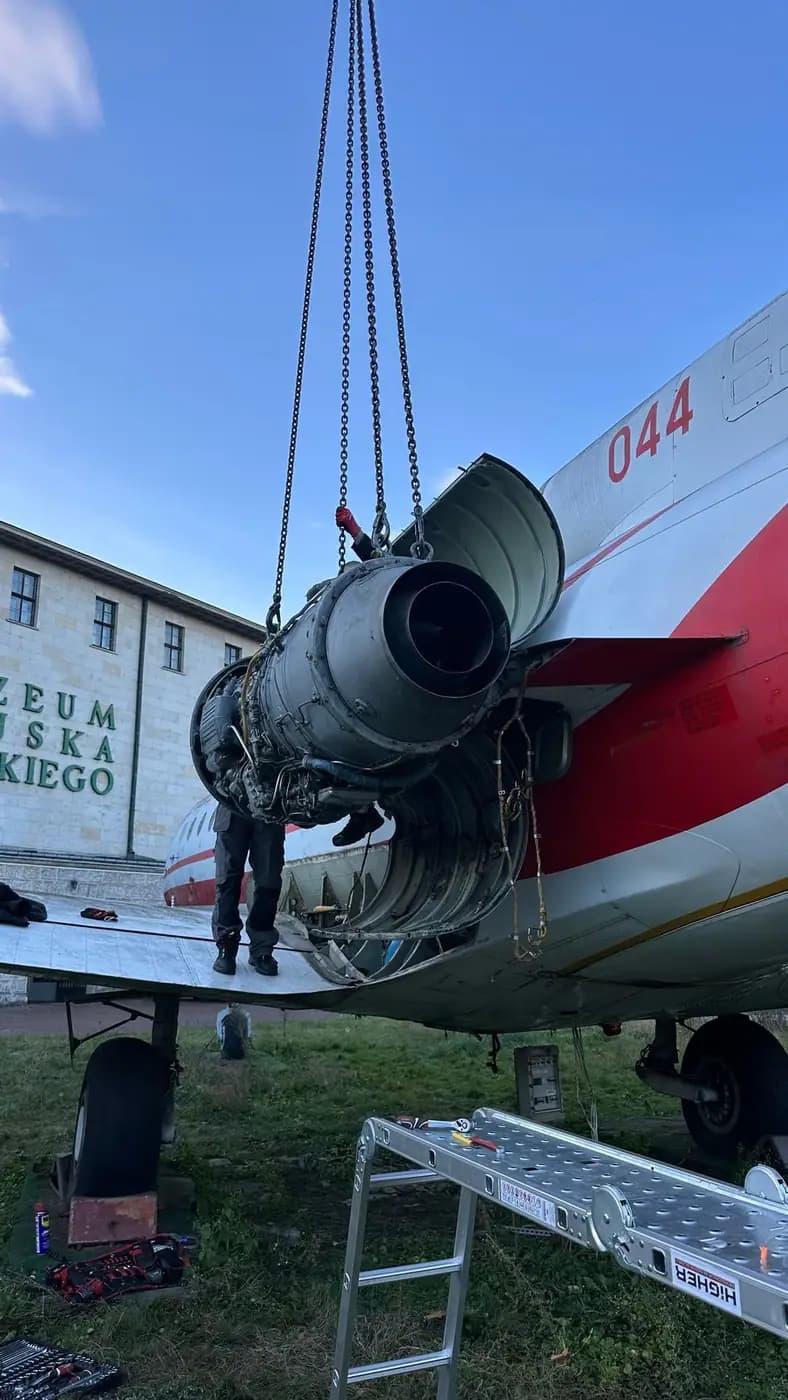 Нічне переміщення реактивного літака ЯК-40 через Варшаву — 2